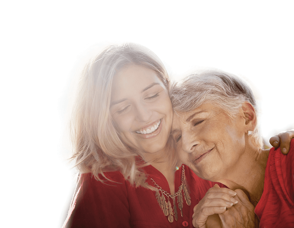 一个女人和她年迈的母亲微笑着拥抱在一起
