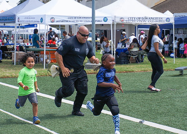 洛杉矶警察和孩子们赛跑