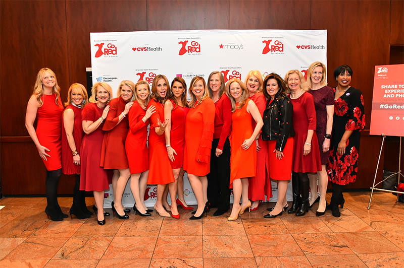 利兹·埃尔廷(照片中靠近中间)在纽约市举行的2019年女性红色午餐会上。她说:“多亏了‘走红色’运动，我们在对抗心脏病的意识和健康公平方面取得了进展。”(图片由Liz Elting提供)