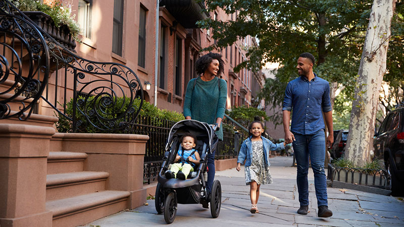 幸福的家庭漫步在城市户外
