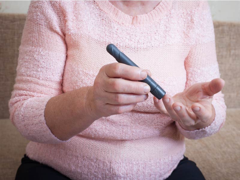 一位糖尿病妇女正在检测血糖。