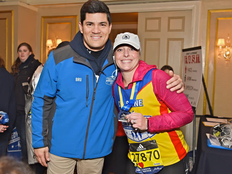 泰迪·布鲁斯基在2018年波士顿马拉松比赛中与泰迪团队的校友克里斯汀·佩尔蒂埃合影