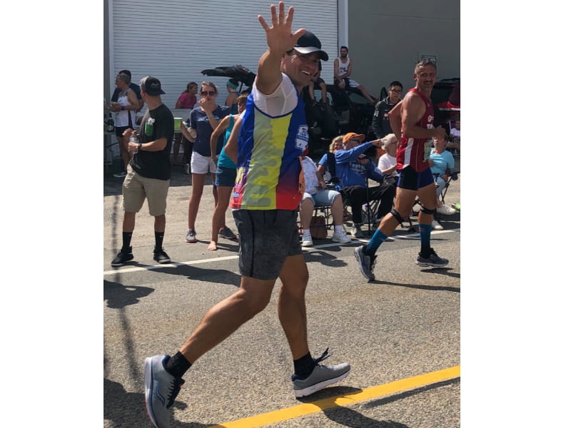 泰迪·布鲁斯基在马萨诸塞州法尔茅斯跑步时挥手。(图片由泰迪团队提供)