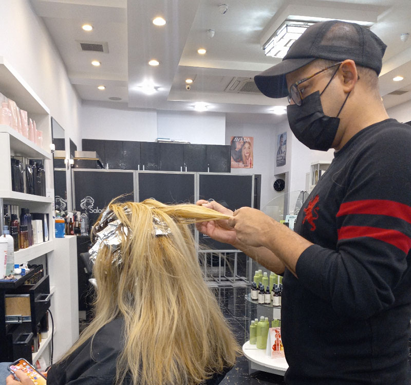 发型师何塞·蒙塔尼兹(Jose Montanez)在他的三家企业因疫情而停产后找到了应对方法。(图片由Jose Monantez提供)