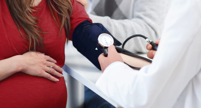 孕妇在测血压