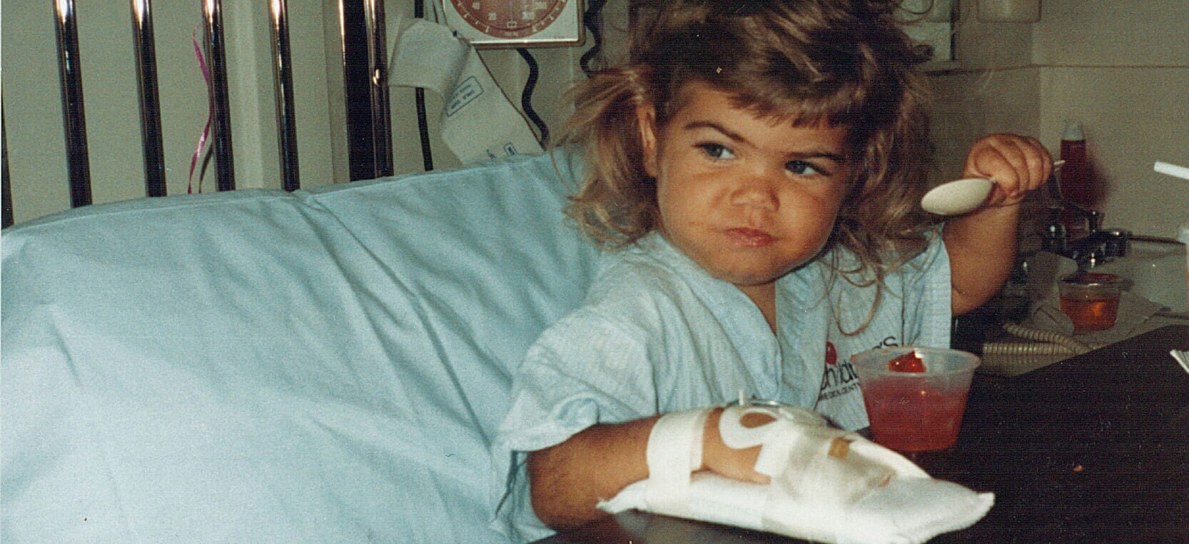21个月大的肯德拉·普拉利在接受心脏移植手术后不久躺在病床上。