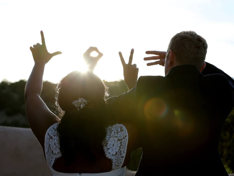 2014年，兰莎·亚当斯(左)和大卫·弗斯在婚礼当天。(图片由LaNysha Adams提供)