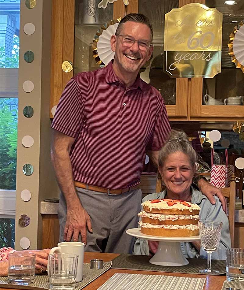 MaryKay West(右)和丈夫Jeff庆祝她60岁生日。(图片由MaryKay West提供)