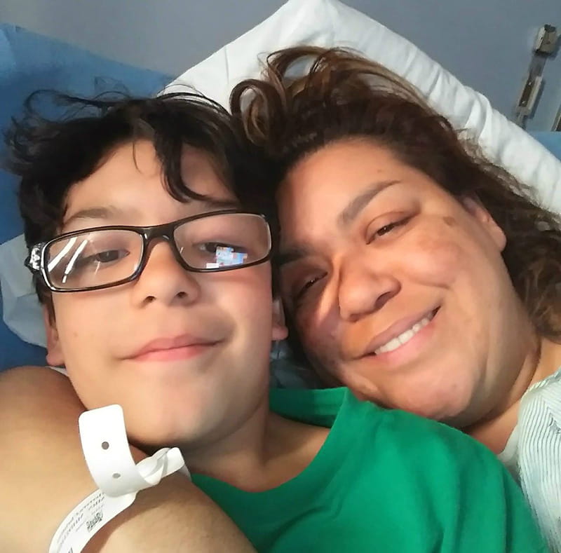 克里斯蒂娜·埃雷拉在接受心脏搭桥手术前拥抱她的儿子迭戈。(图片由Christina Herrera提供)
