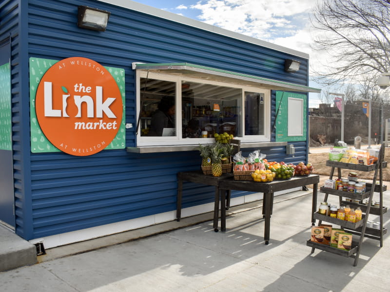 Link Market有许多主要的食品杂货在改装的海运集装箱和移动单元，但重点放在新鲜水果和蔬菜。