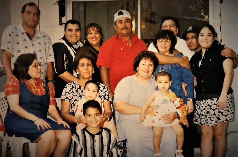 丽塔·加尔萨·卢比奥(坐在右边)是贝琳达·祖尼加家族的一位受人爱戴的女族长。2010年，她在第二次中风后去世。(图片由贝琳达·祖尼加提供)