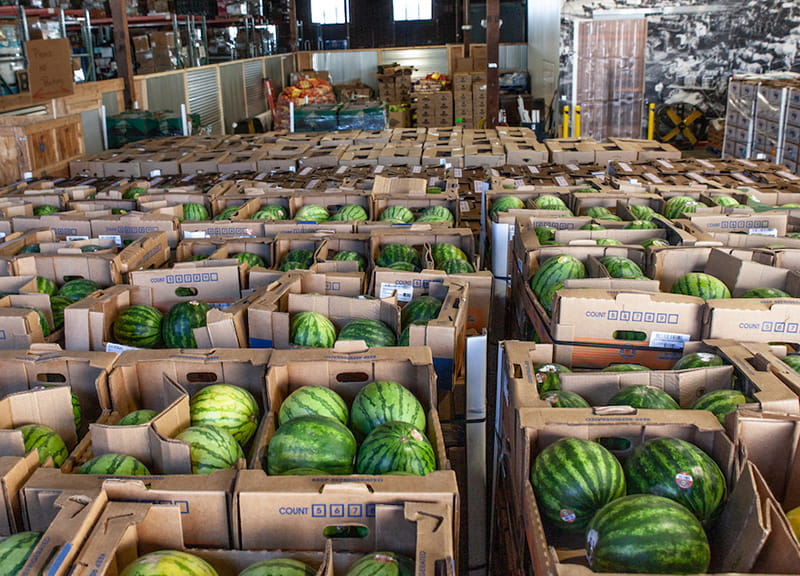 在Food Forward的农产品驿站里面有西瓜和更多的东西。(摄影:Jack Sutton)