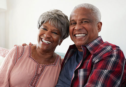 一对老年夫妇微笑的幸福画像