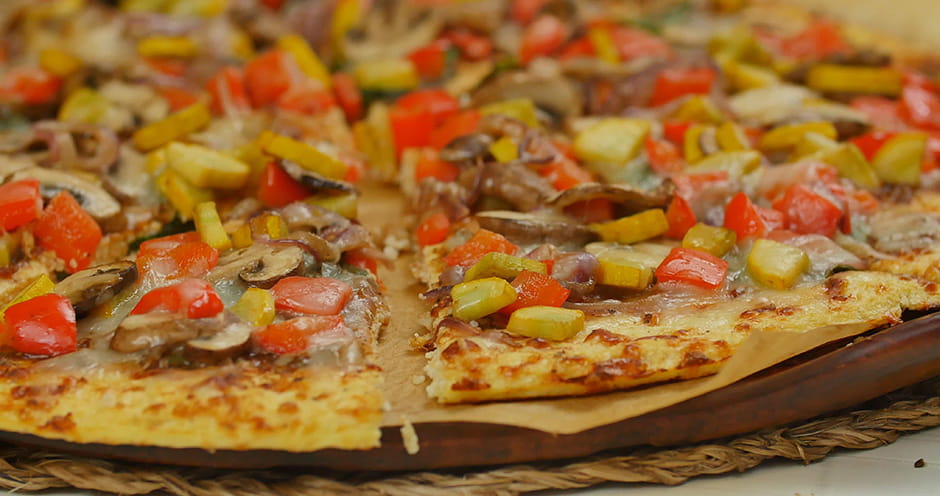 夏日蔬菜披萨配花椰菜皮