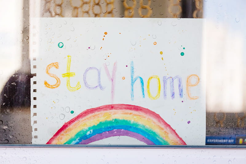 呆在家里用蜡笔在窗户上画彩虹