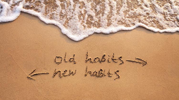 旧习惯与新习惯，生活改变的概念写在沙子上