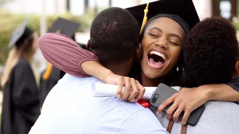 新冠肺炎疫苗接种视频中的毕业生拥抱父母