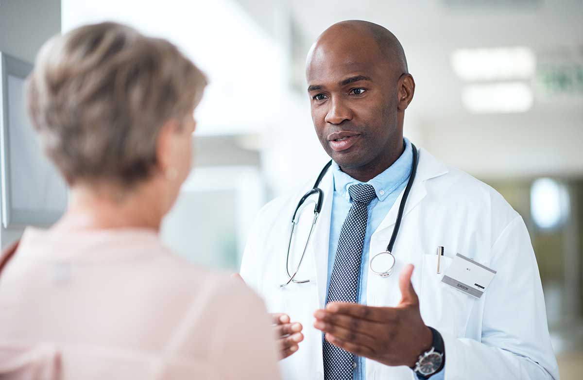 非裔美国医生与女病人谈话