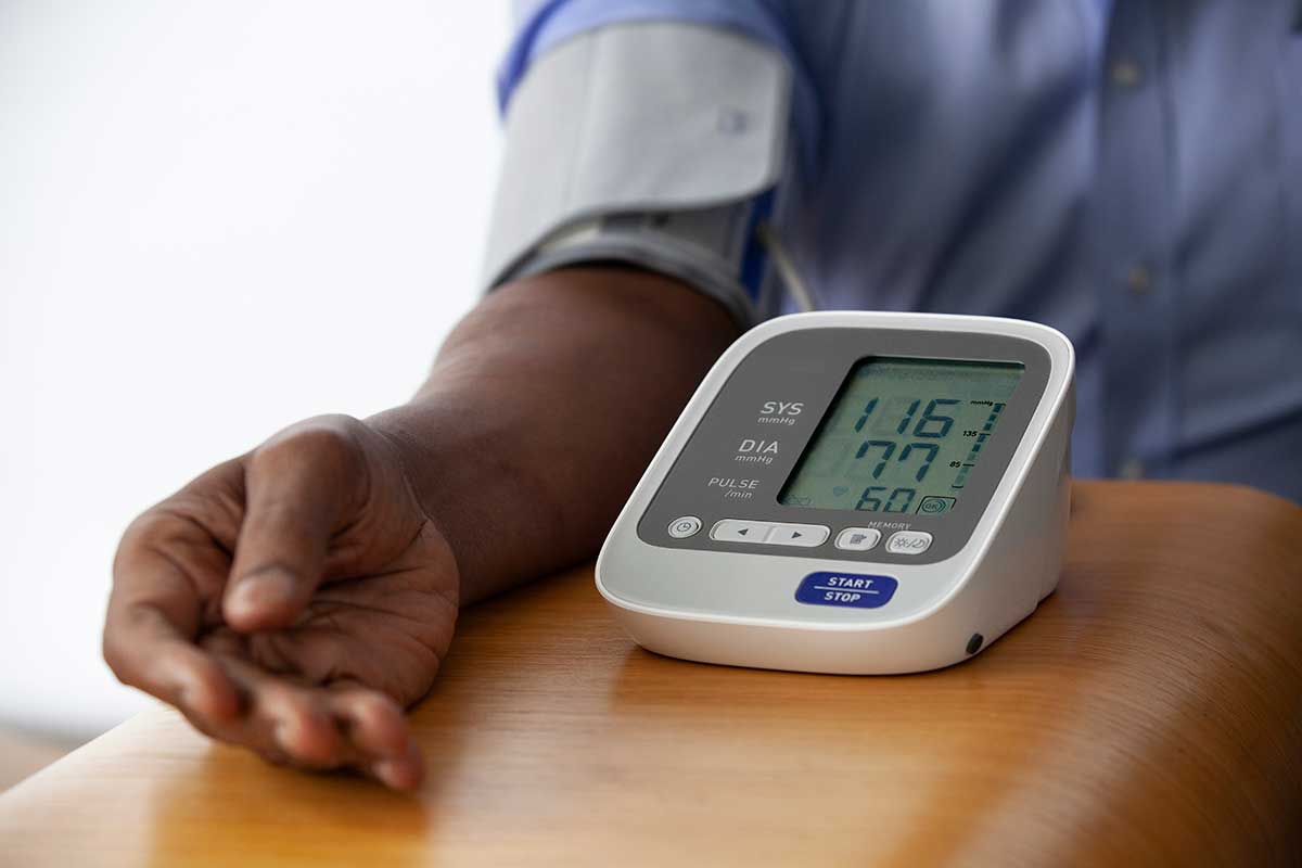 男性手臂测量血压的特写