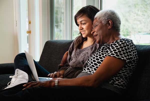 祖母和孙女在笔记本电脑上研究