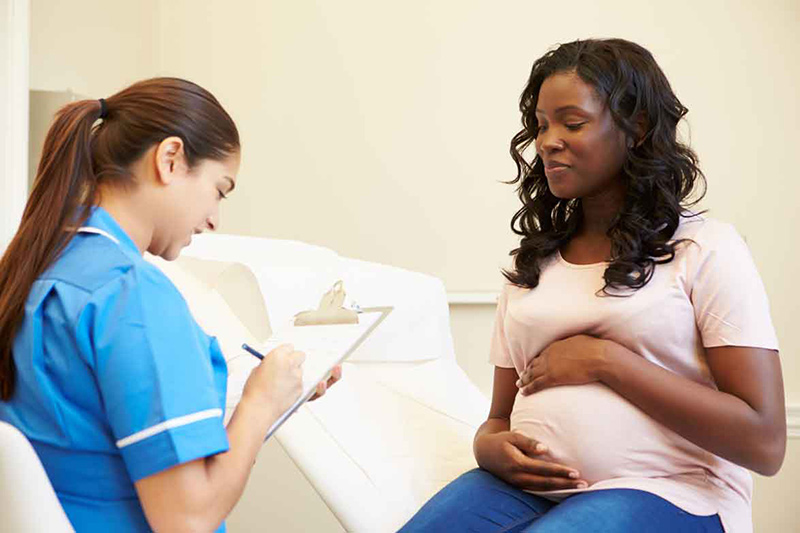 孕妇与护士交谈