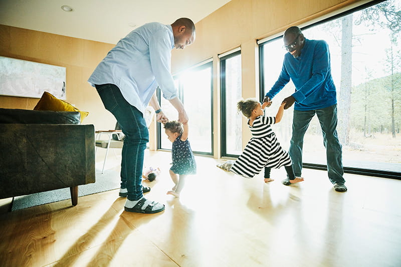 爷爷，爸爸和女儿们在家里跳舞