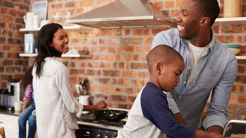 快乐的非裔美国人家庭烹饪