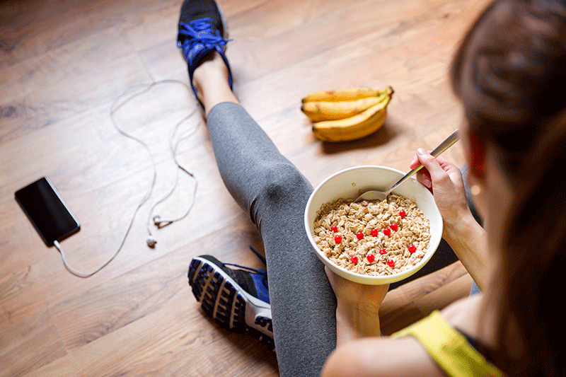 女子锻炼后吃燕麦和香蕉
