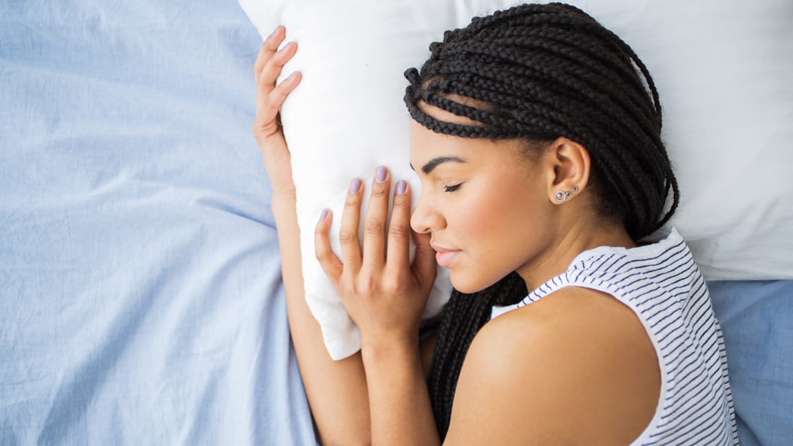 梳着辫子的非裔美国妇女在睡觉