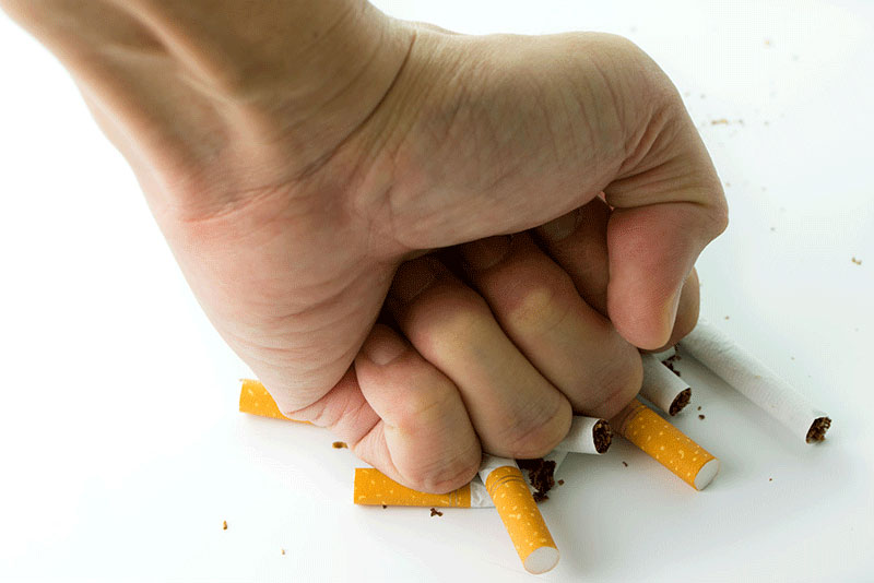 戒烟用手砸香烟