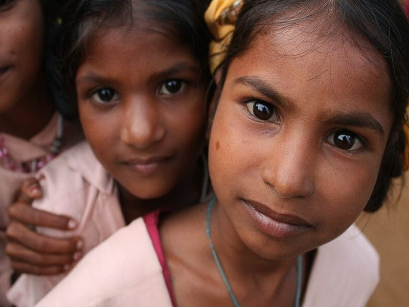 年轻的印度女孩看着相机的特写照片