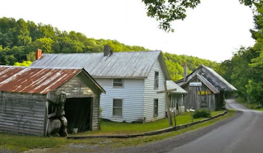 沿着阿巴拉契亚公路的房子和谷仓的照片