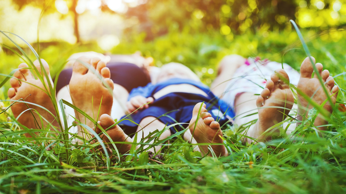 赤脚的一家人躺在草地上