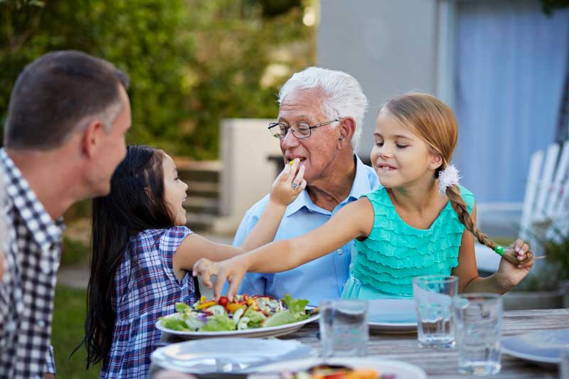 和爷爷和孙子们一起野餐